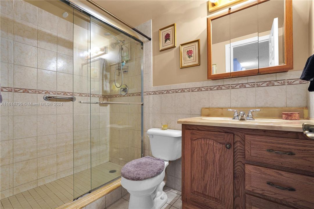 For Sale: $375,000 (2 beds, 1 baths, 838 Square Feet)