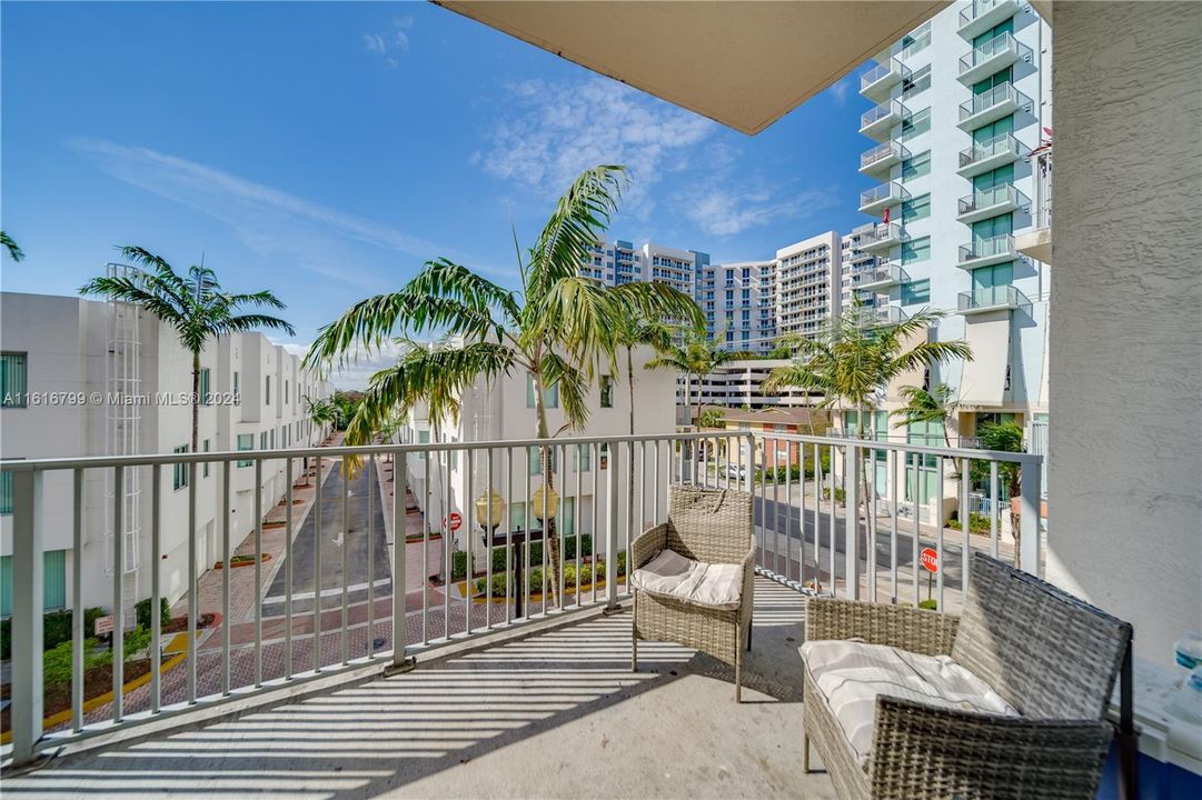 For Sale: $350,000 (2 beds, 2 baths, 1076 Square Feet)