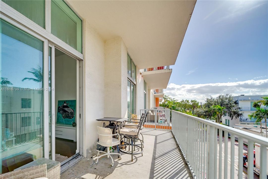 For Sale: $350,000 (2 beds, 2 baths, 1076 Square Feet)
