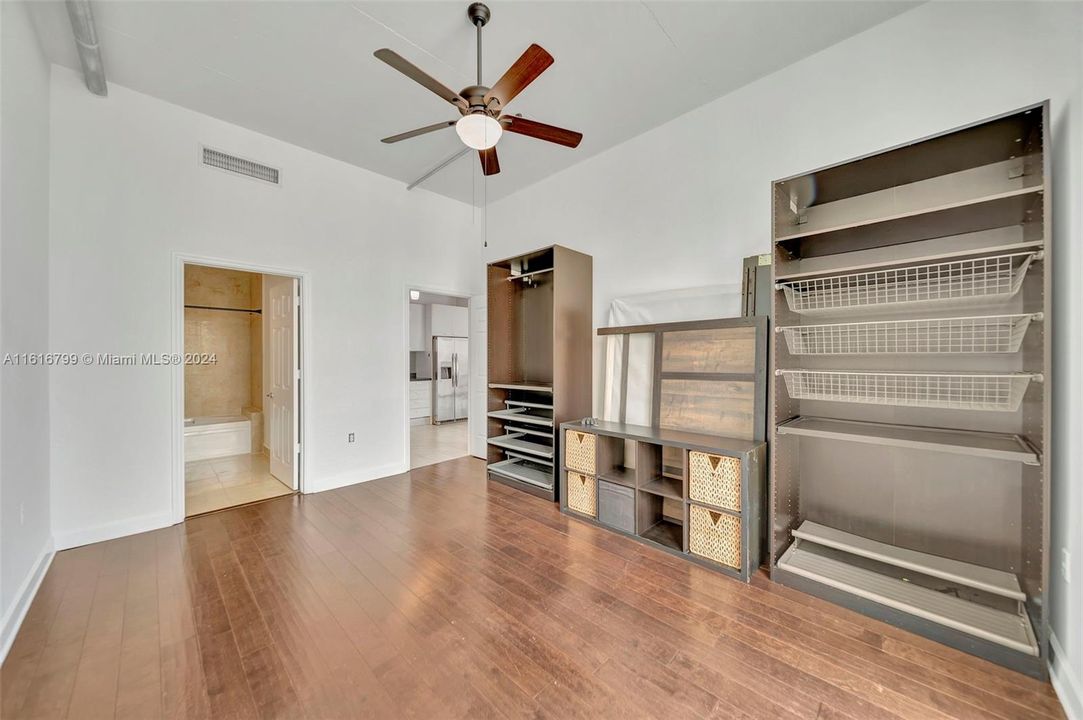 For Sale: $350,000 (2 beds, 2 baths, 1076 Square Feet)