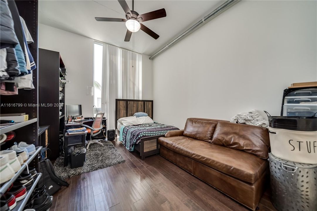 For Sale: $350,000 (2 beds, 2 baths, 1076 Square Feet)