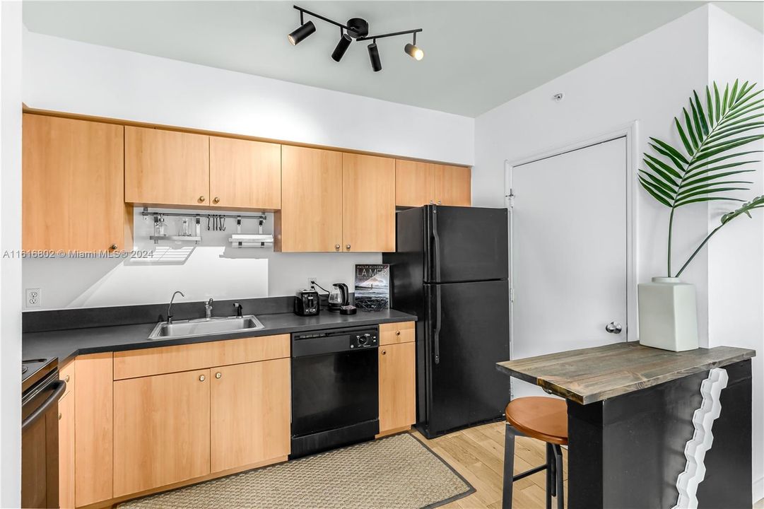 For Sale: $545,000 (1 beds, 1 baths, 806 Square Feet)