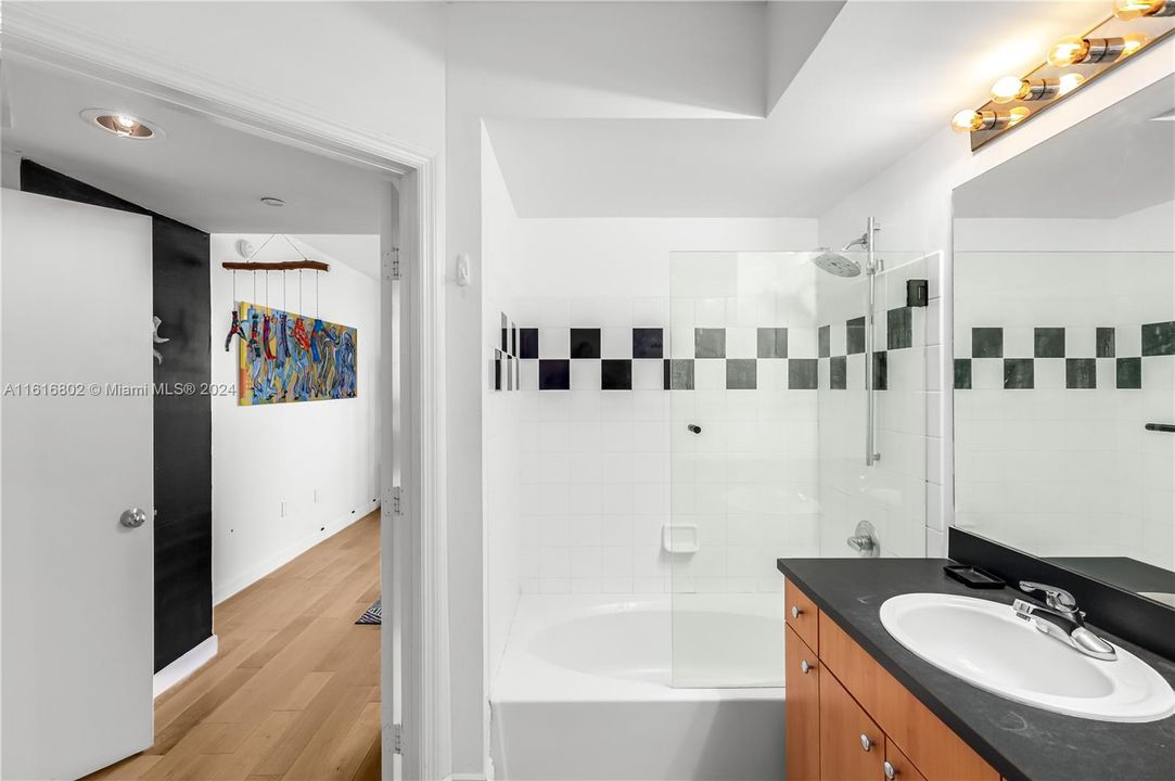 For Sale: $545,000 (1 beds, 1 baths, 806 Square Feet)