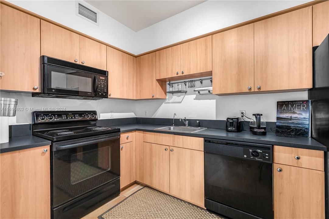 For Sale: $545,000 (1 beds, 1 baths, 806 Square Feet)