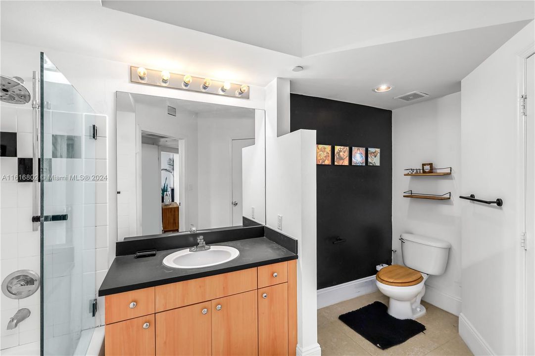 For Sale: $545,000 (1 beds, 1 baths, 806 Square Feet)