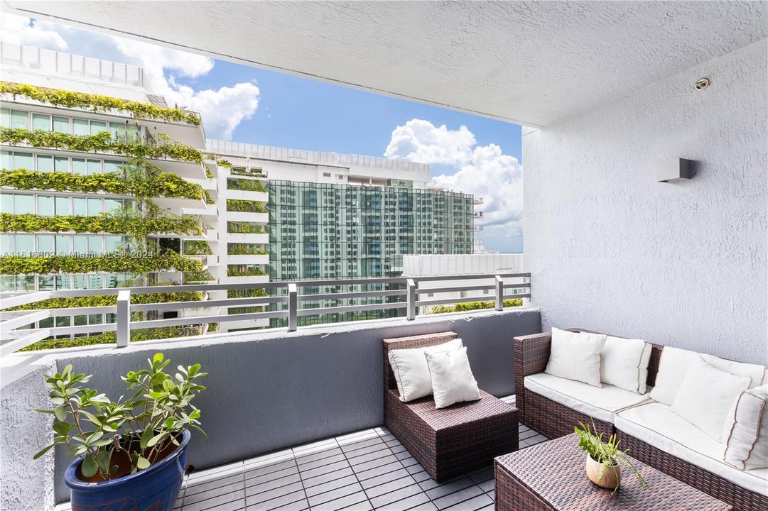 For Sale: $545,000 (1 beds, 1 baths, 806 Square Feet)