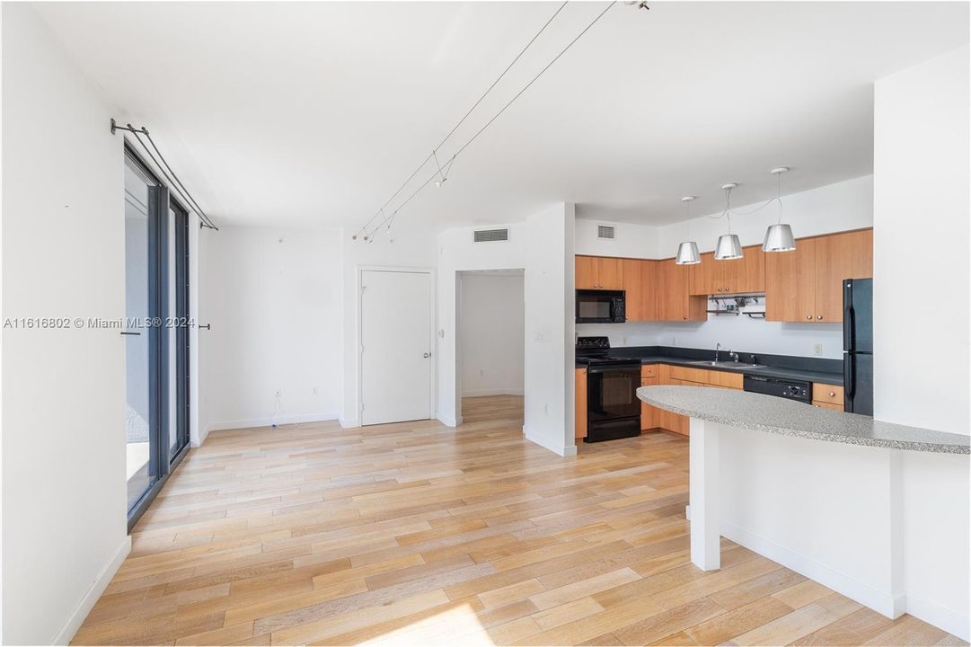 For Sale: $545,000 (1 beds, 1 baths, 806 Square Feet)