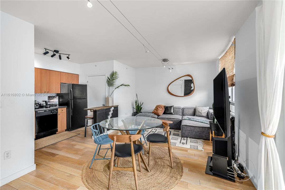 For Sale: $545,000 (1 beds, 1 baths, 806 Square Feet)