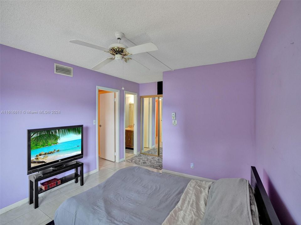 For Sale: $111,000 (1 beds, 1 baths, 738 Square Feet)