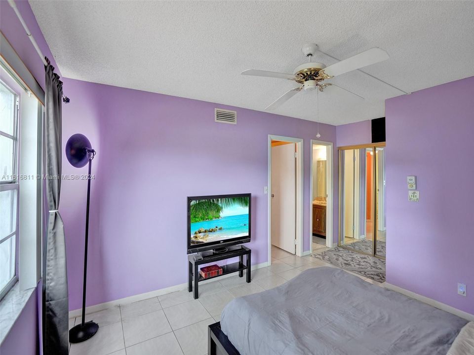 For Sale: $111,000 (1 beds, 1 baths, 738 Square Feet)