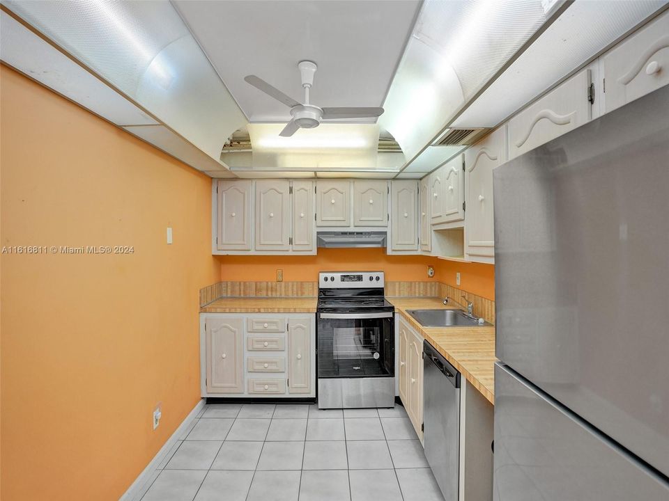 For Sale: $111,000 (1 beds, 1 baths, 738 Square Feet)