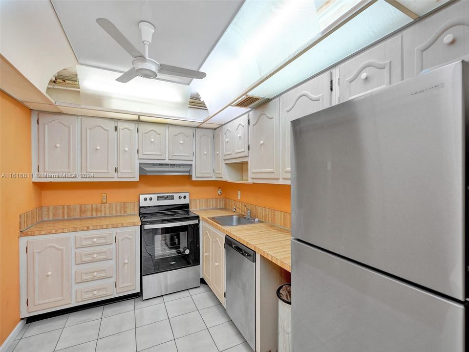 For Sale: $111,000 (1 beds, 1 baths, 738 Square Feet)