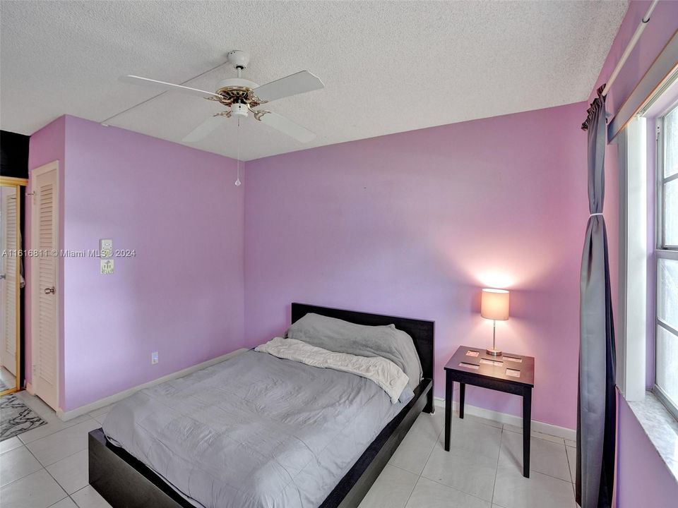 For Sale: $111,000 (1 beds, 1 baths, 738 Square Feet)