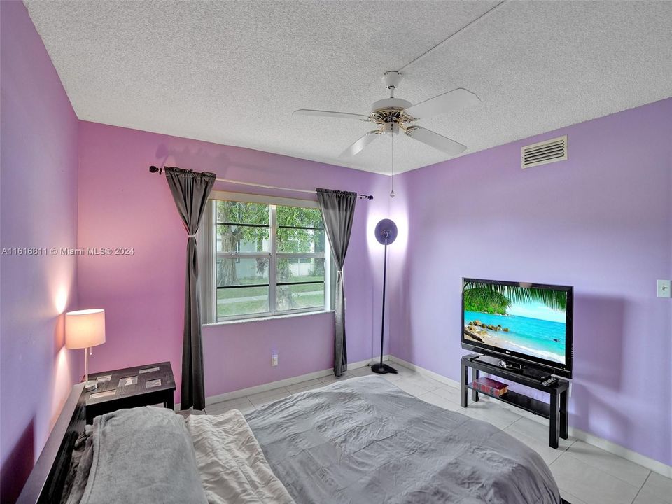 For Sale: $111,000 (1 beds, 1 baths, 738 Square Feet)