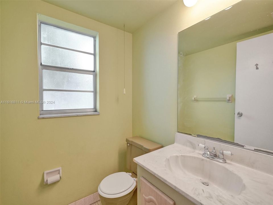 For Sale: $111,000 (1 beds, 1 baths, 738 Square Feet)