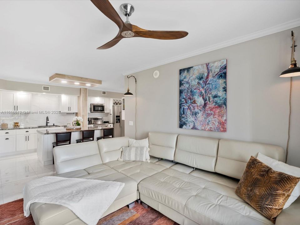 For Sale: $625,000 (2 beds, 2 baths, 1024 Square Feet)