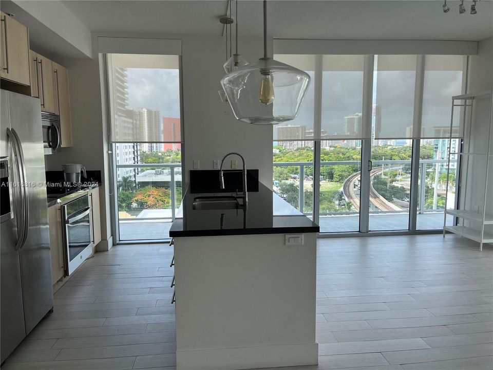 Recently Sold: $669,000 (2 beds, 2 baths, 1099 Square Feet)