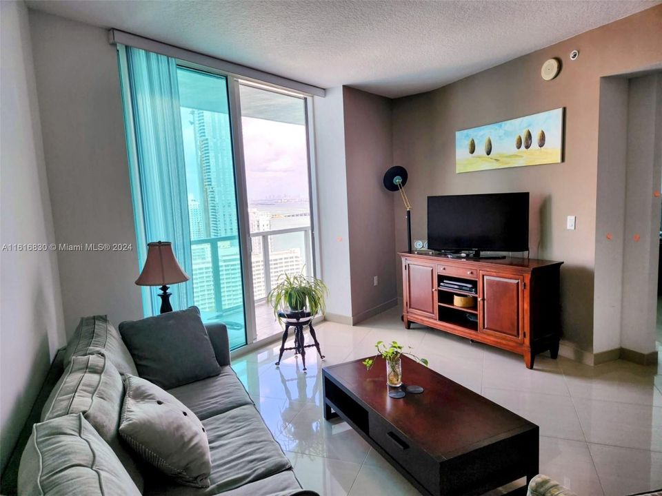 For Sale: $525,000 (1 beds, 1 baths, 951 Square Feet)