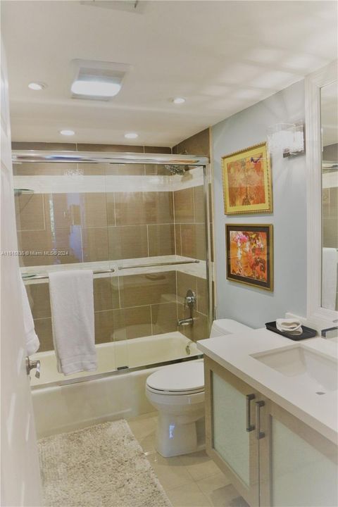 2nd Bathroom with tub