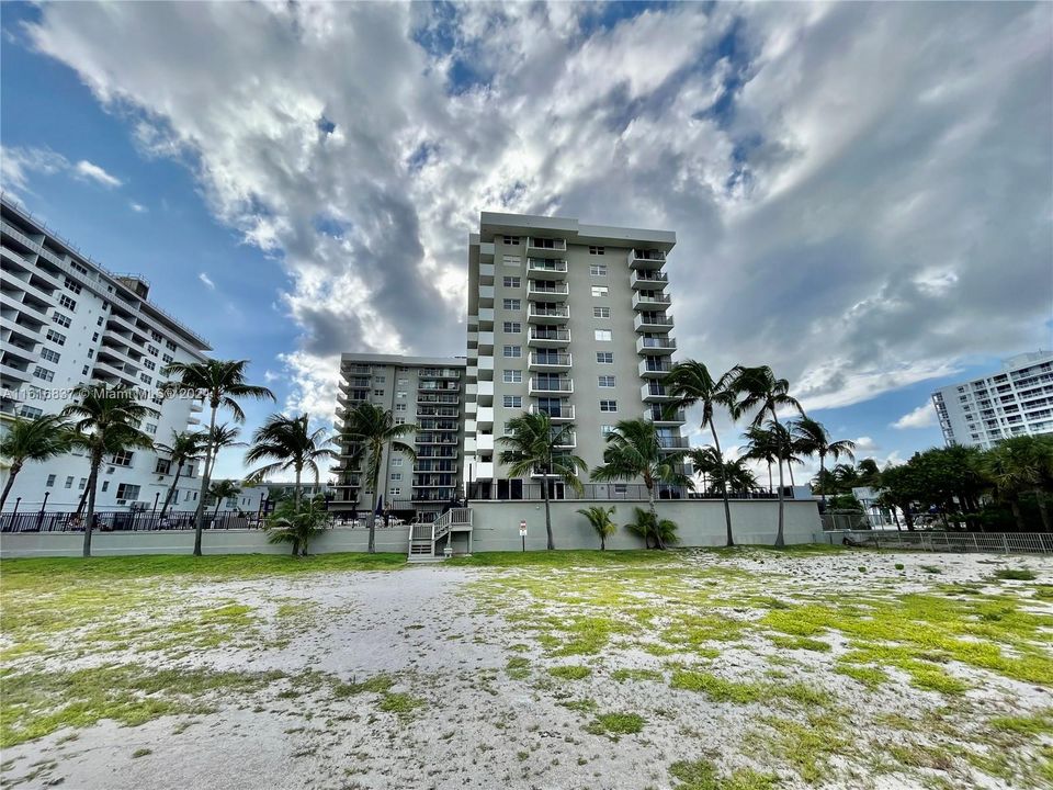 For Sale: $975,000 (2 beds, 2 baths, 1024 Square Feet)