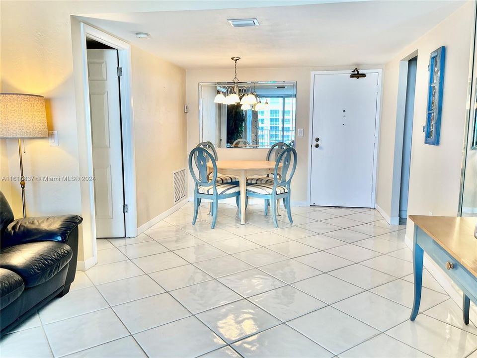 For Sale: $975,000 (2 beds, 2 baths, 1024 Square Feet)