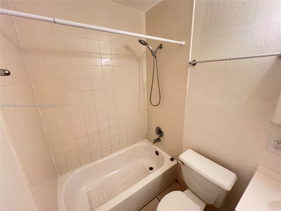 出租: $1,800 (2 贝兹, 1 浴室, 600 平方英尺)