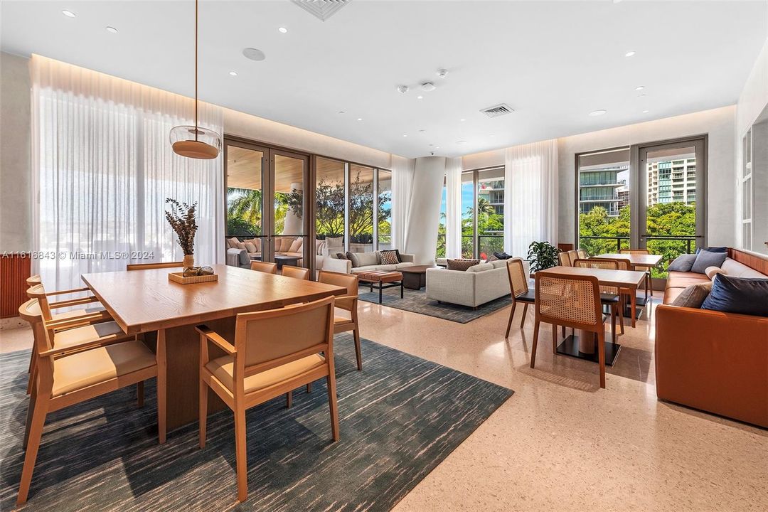 Recently Sold: $7,000,000 (4 beds, 3 baths, 2715 Square Feet)