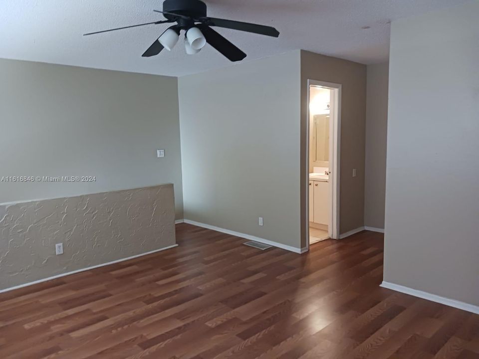 For Rent: $1,800 (1 beds, 1 baths, 982 Square Feet)