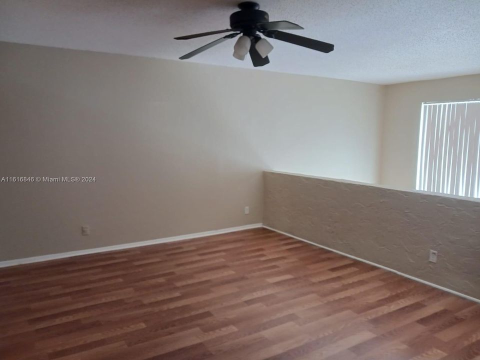 For Rent: $1,800 (1 beds, 1 baths, 982 Square Feet)