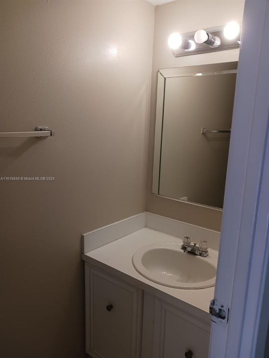 For Rent: $1,800 (1 beds, 1 baths, 982 Square Feet)