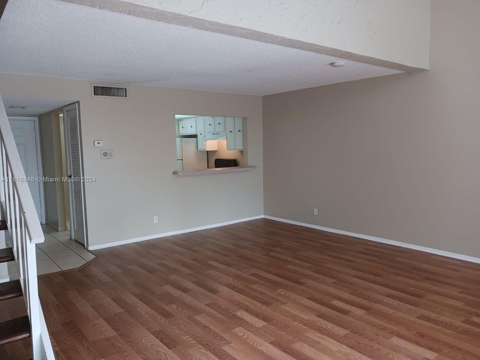 For Rent: $1,800 (1 beds, 1 baths, 982 Square Feet)