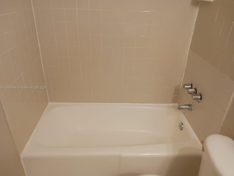 For Rent: $1,800 (1 beds, 1 baths, 982 Square Feet)