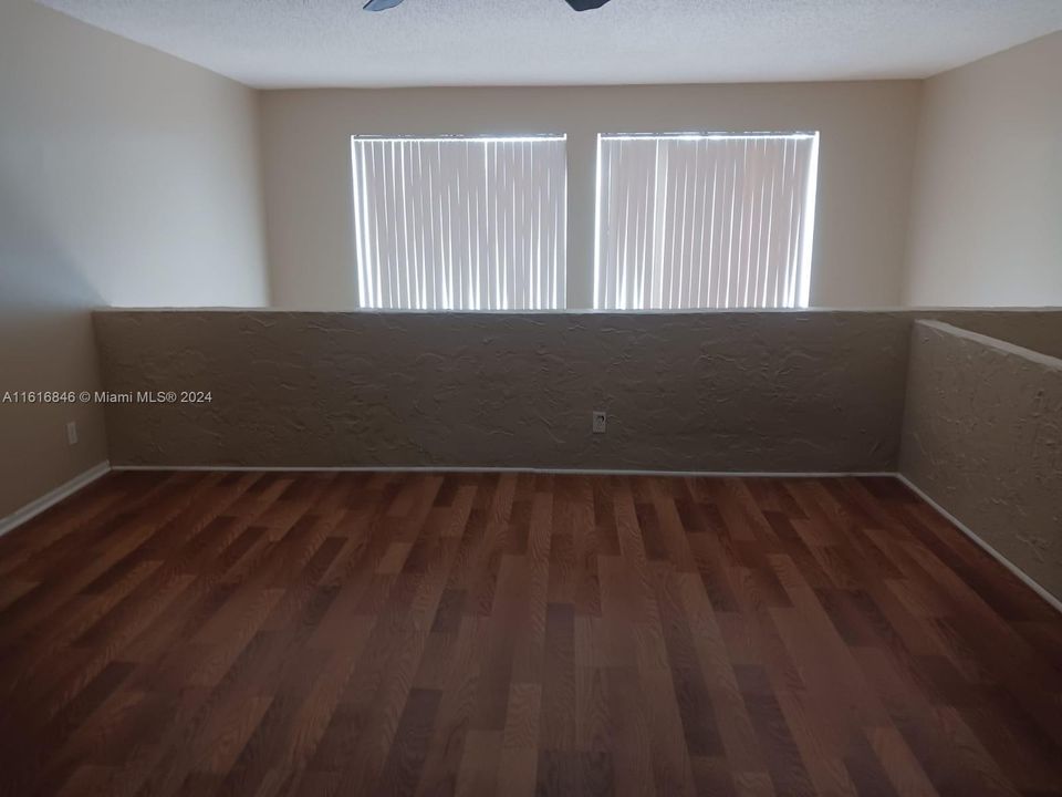 For Rent: $1,800 (1 beds, 1 baths, 982 Square Feet)