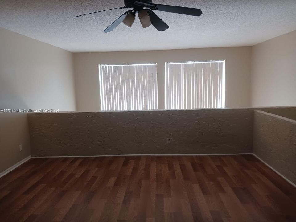 For Rent: $1,800 (1 beds, 1 baths, 982 Square Feet)