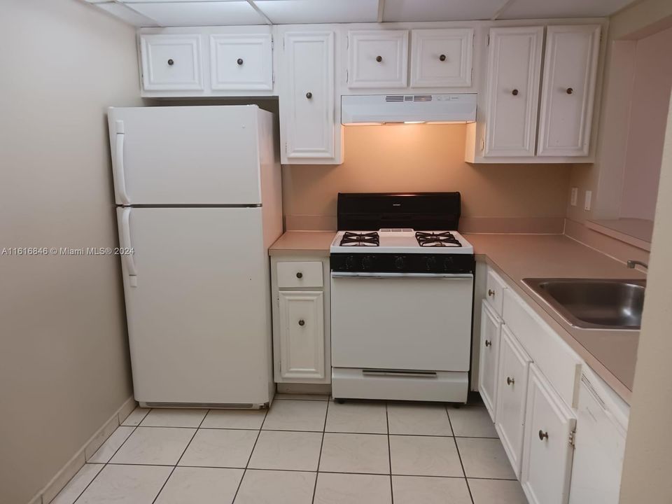 For Rent: $1,800 (1 beds, 1 baths, 982 Square Feet)
