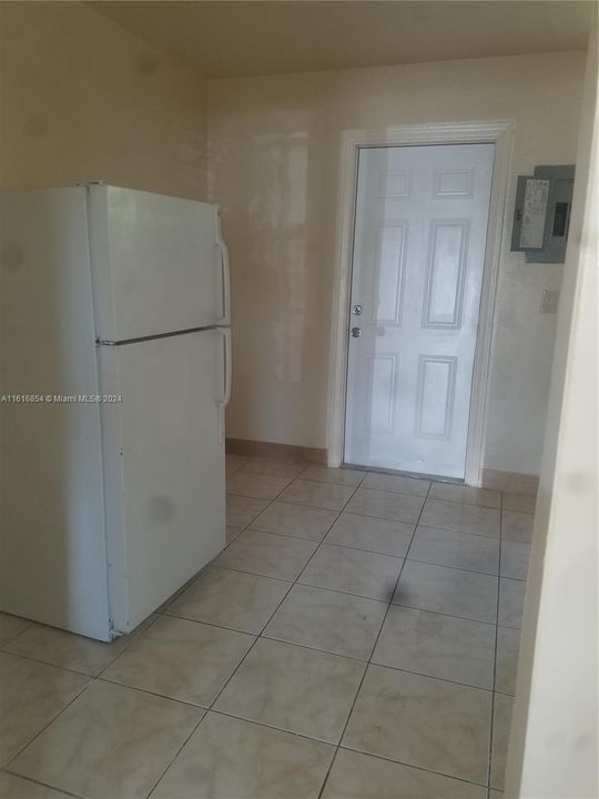 For Rent: $2,300 (2 beds, 1 baths, 800 Square Feet)