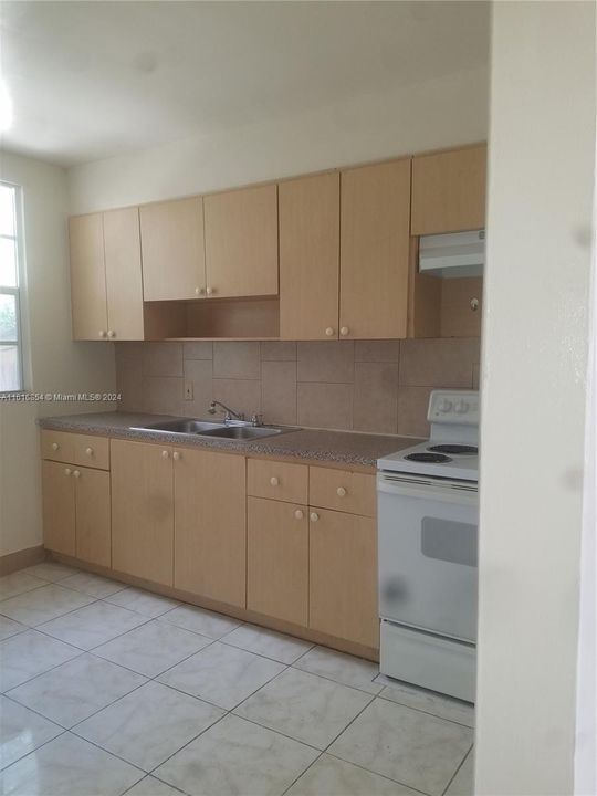 For Rent: $2,300 (2 beds, 1 baths, 800 Square Feet)