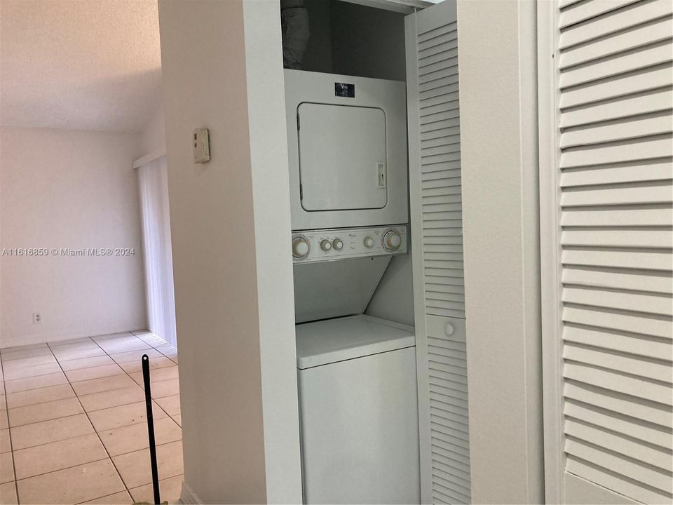 For Rent: $2,950 (2 beds, 2 baths, 957 Square Feet)