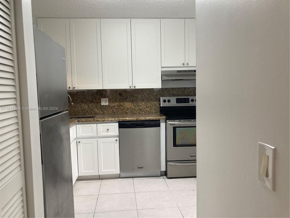 For Rent: $2,950 (2 beds, 2 baths, 957 Square Feet)