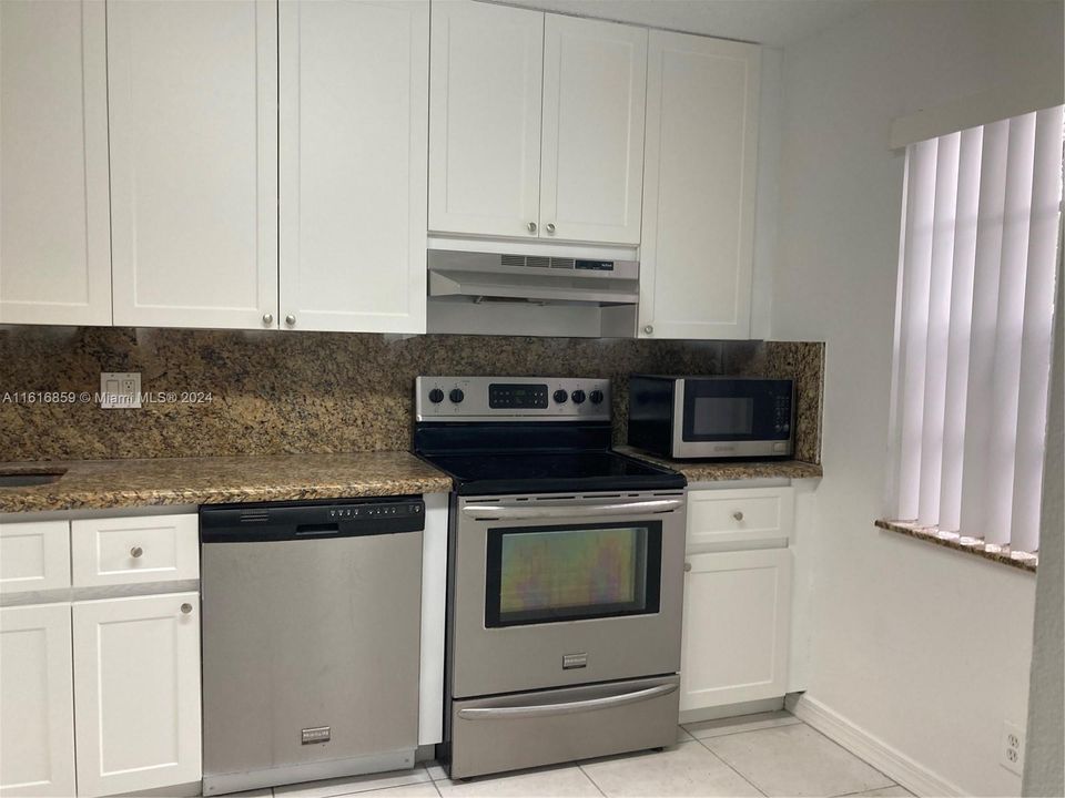 For Rent: $2,950 (2 beds, 2 baths, 957 Square Feet)