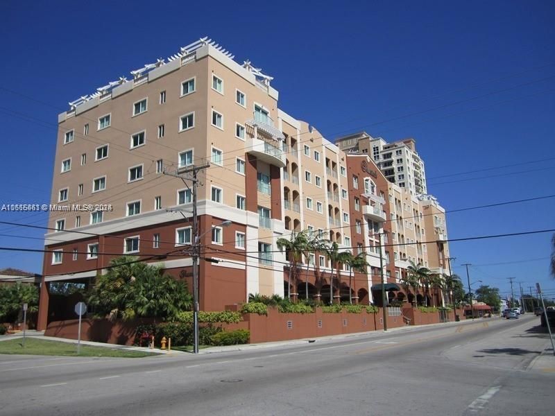 For Sale: $397,000 (2 beds, 2 baths, 897 Square Feet)