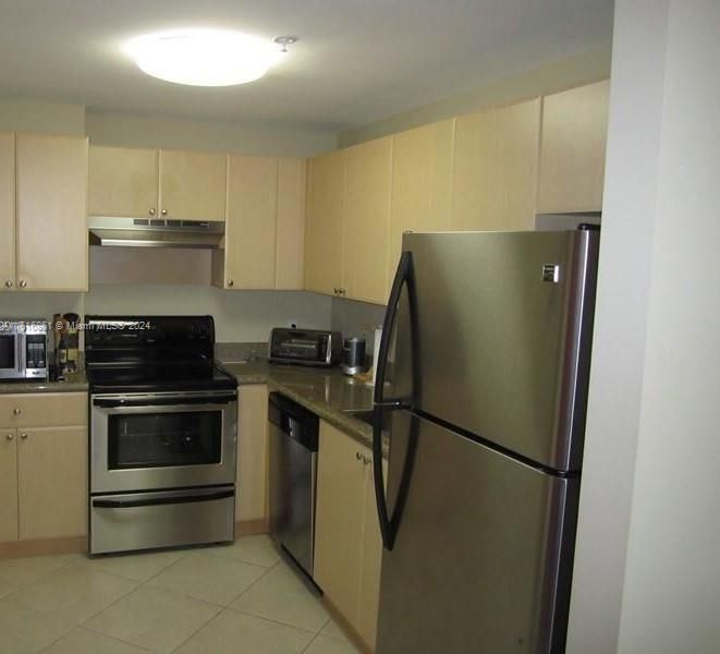 For Sale: $397,000 (2 beds, 2 baths, 897 Square Feet)