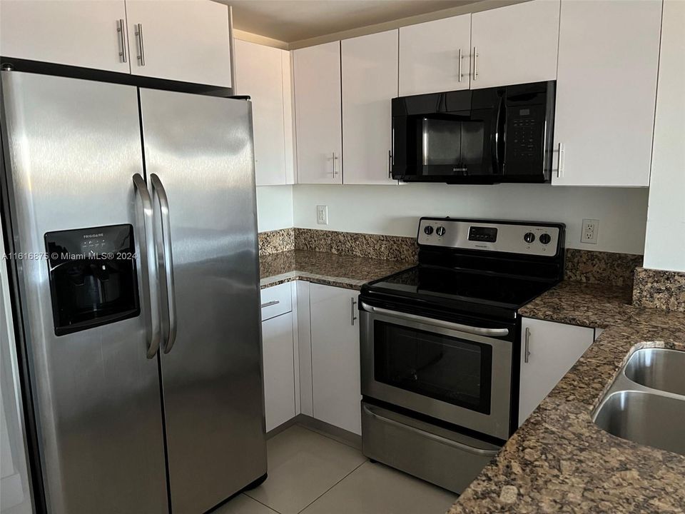 For Rent: $2,300 (2 beds, 2 baths, 826 Square Feet)