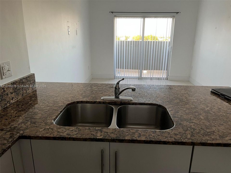 For Rent: $2,300 (2 beds, 2 baths, 826 Square Feet)