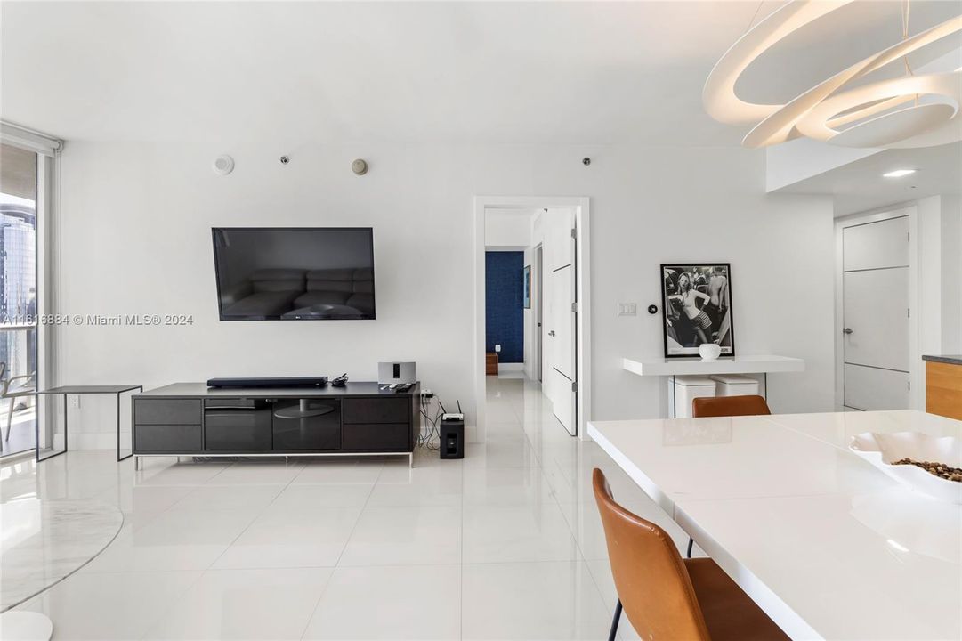 For Sale: $715,000 (1 beds, 1 baths, 984 Square Feet)