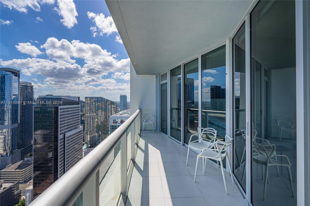 For Sale: $715,000 (1 beds, 1 baths, 984 Square Feet)