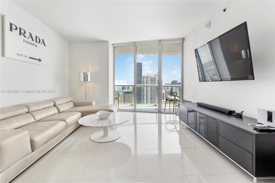 For Sale: $715,000 (1 beds, 1 baths, 984 Square Feet)