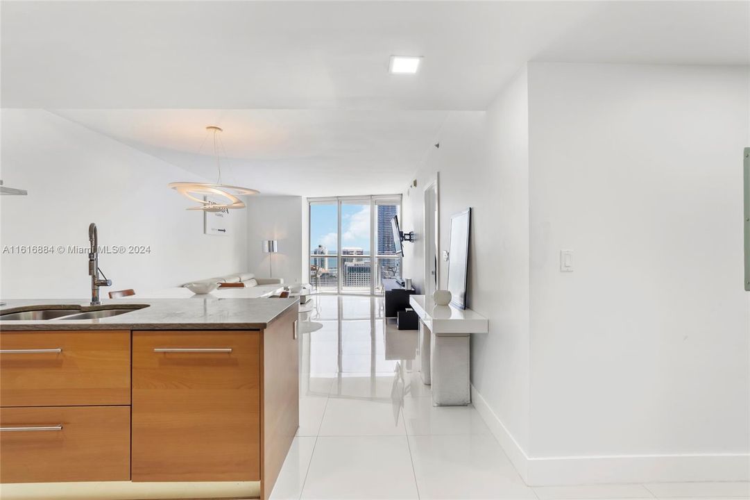 For Sale: $715,000 (1 beds, 1 baths, 984 Square Feet)