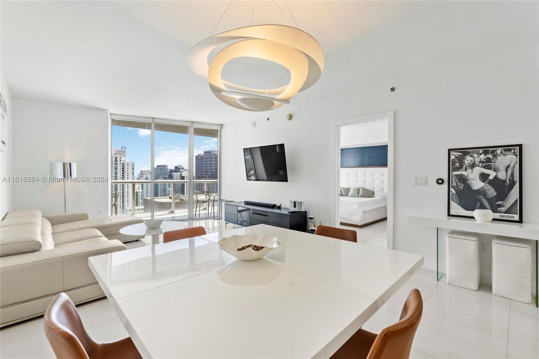 For Sale: $715,000 (1 beds, 1 baths, 984 Square Feet)