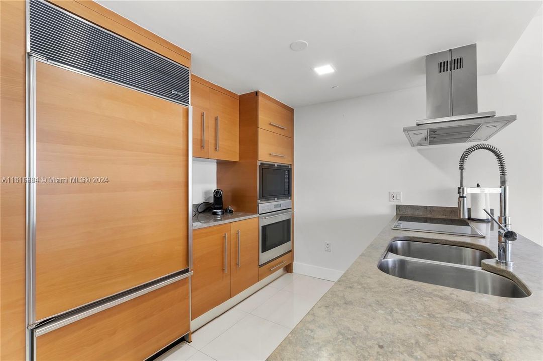 For Sale: $715,000 (1 beds, 1 baths, 984 Square Feet)